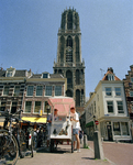 805793 Gezicht op de Domtoren (Domplein) te Utrecht, vanaf de Maartensbrug; op de voorgrond een ijscokar, links de ...